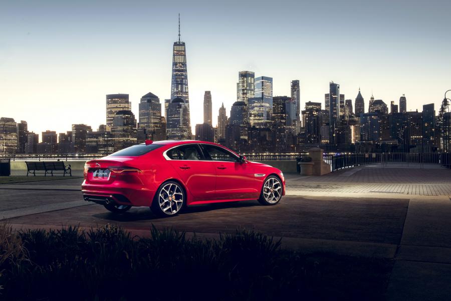  Jaguar XE 300 R-Dynamic 2019 года  (NA) (фото 7 из 14)